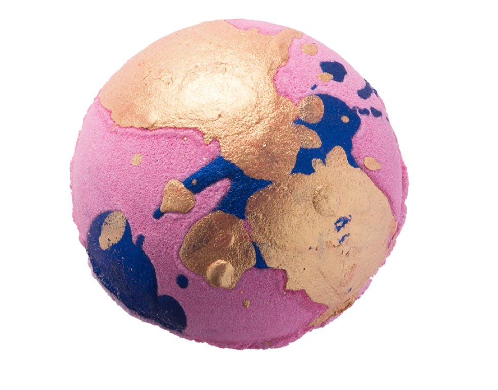 Sparkle & Shine - Bath BombIt's your time to shine as the pure Sandalwood essential oils &amp; Gold of Pleasure oil sparkle your senses into a glittering world of pure relaxation.

We also useBeautyThe Loft General TradingBomb CosmeticsSparkle & Shine - Bath Bomb